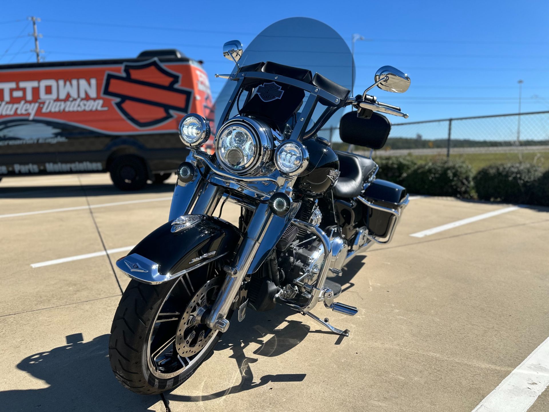 666834 2021 harley davidson flhr road king touring vivid black - Photo 3