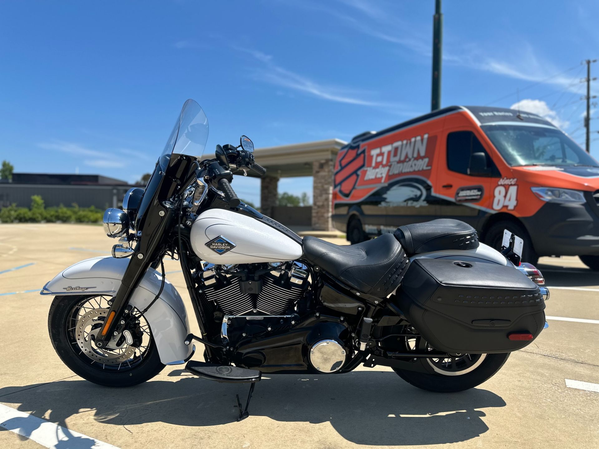 037287 2025 harley davidson flhc heritage classic cruiser white onyx pearl - Photo 4