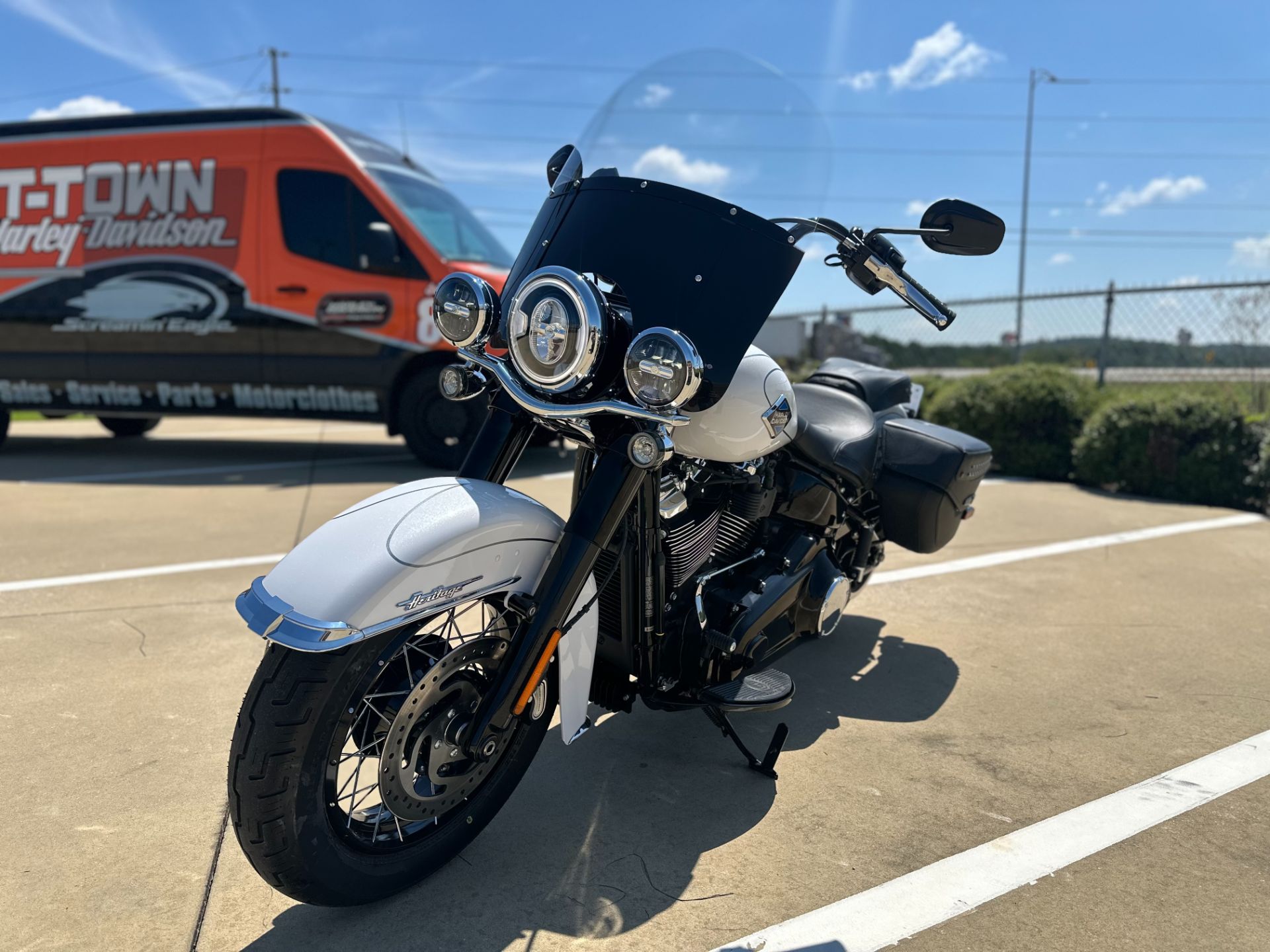 037287 2025 harley davidson flhc heritage classic cruiser white onyx pearl - Photo 3