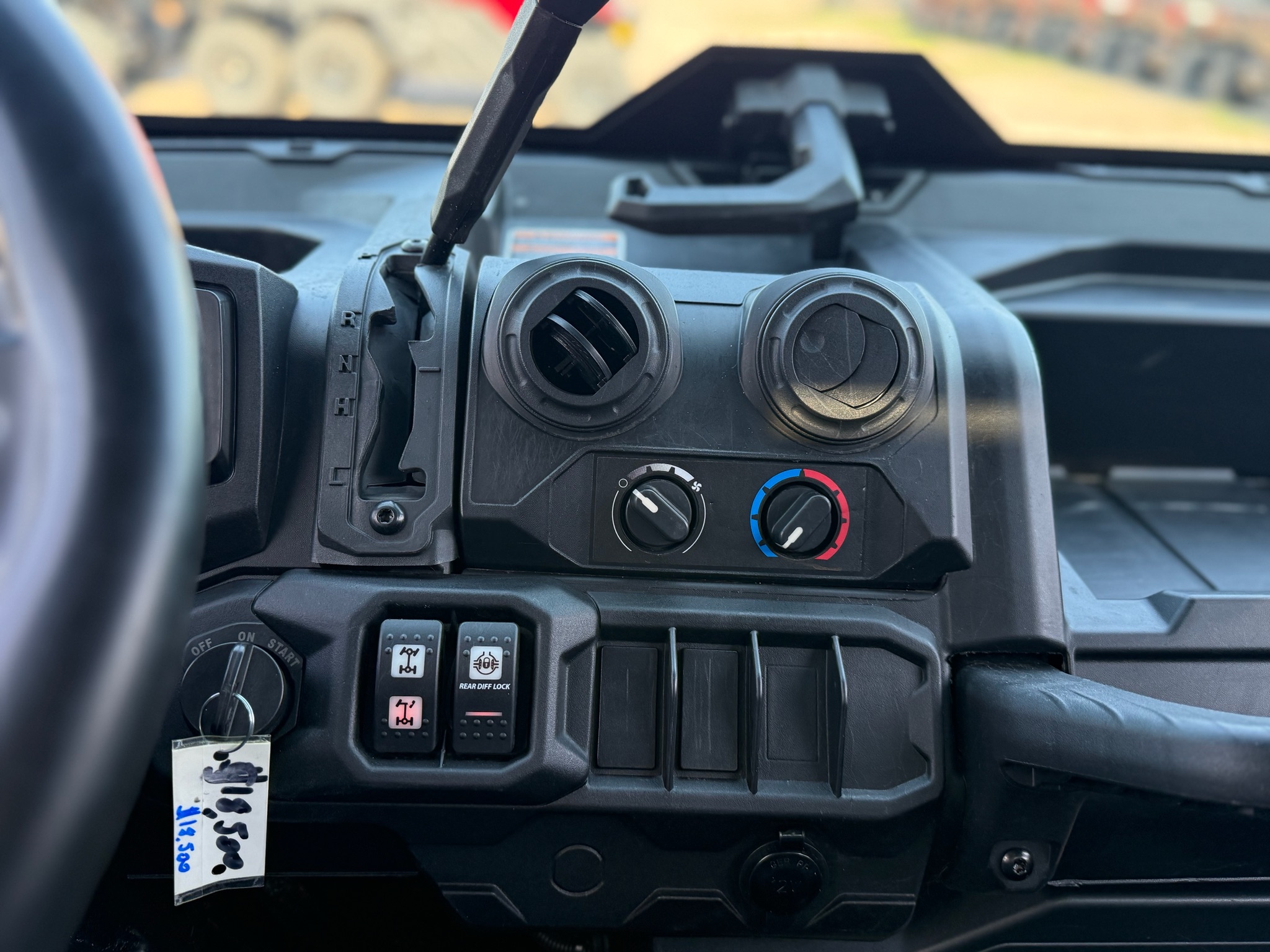 2025 Can-Am™ Defender DPS CAB 12