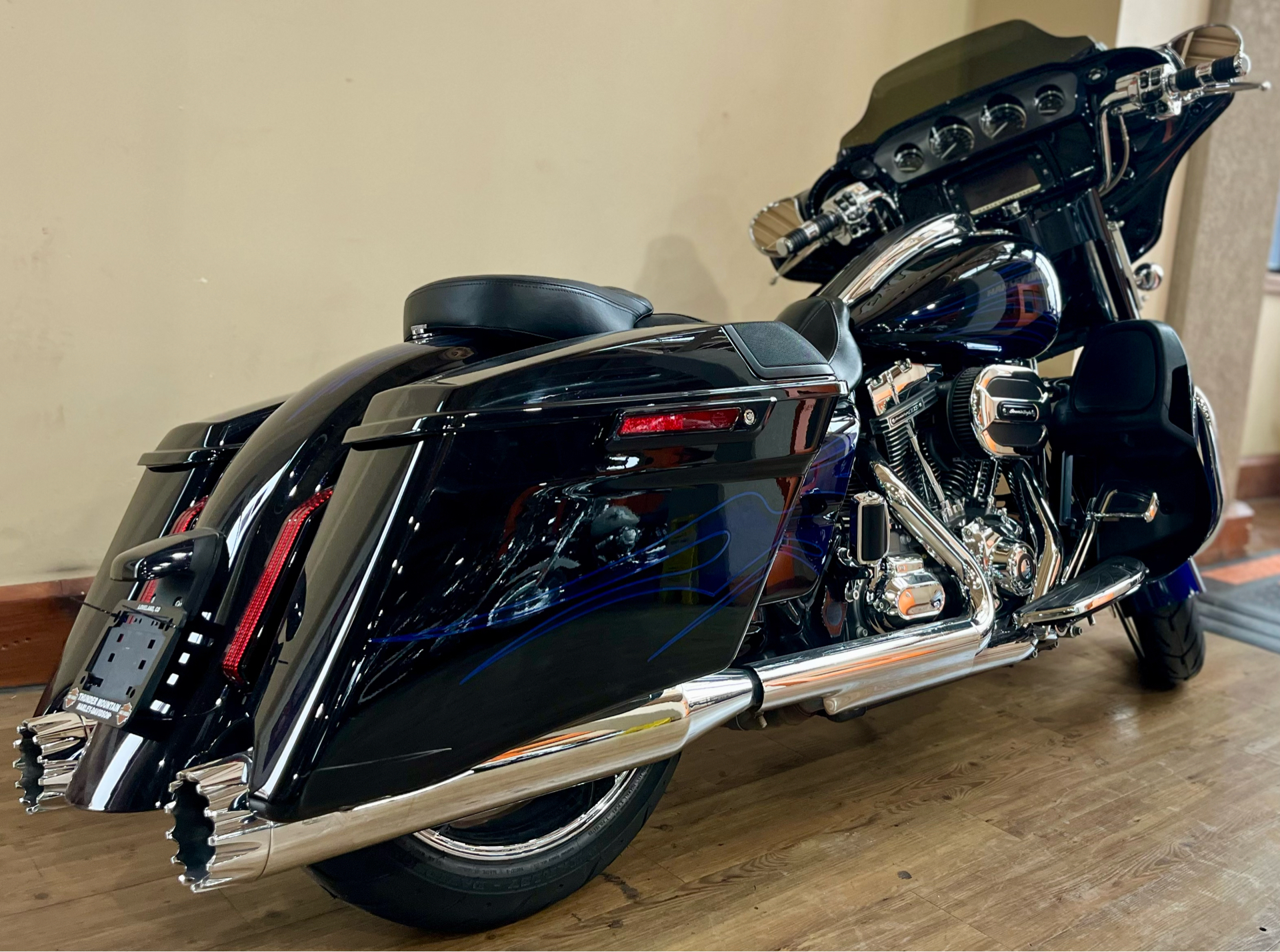 2016 Harley-Davidson CVO™ Street Glide® in Loveland, Colorado - Photo 3