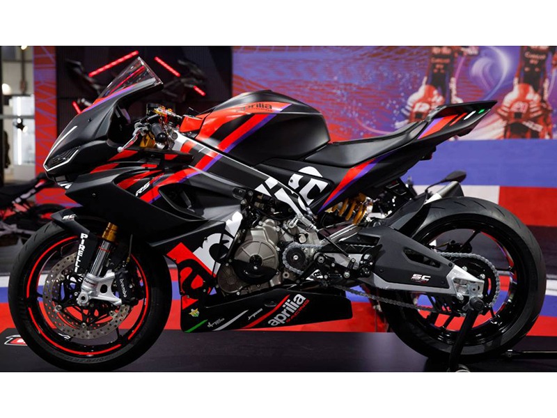 Aprilia 600cc sportbike top