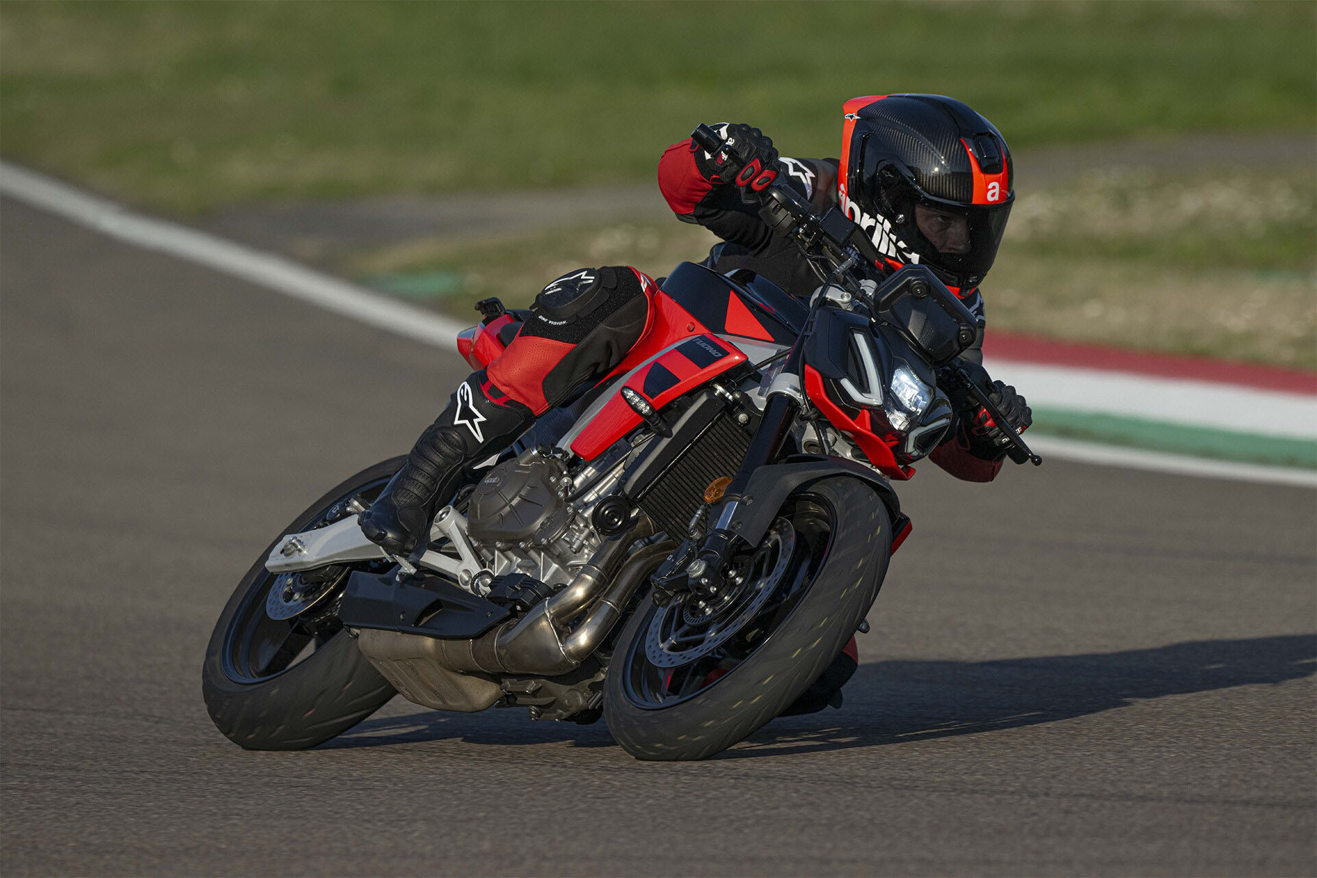 2026 Aprilia Tuono photo 6