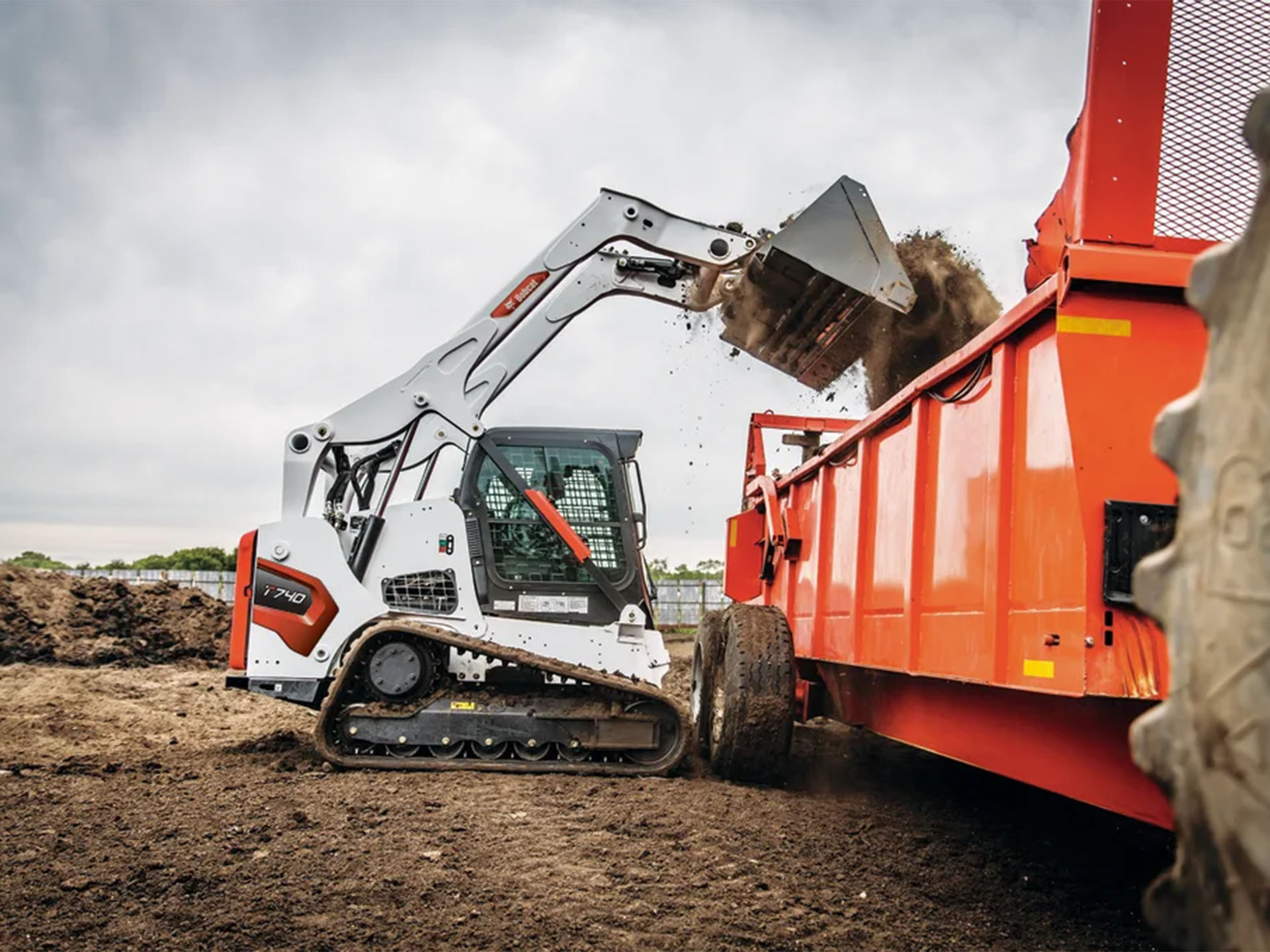 2025 Bobcat T740 in Paso Robles, California - Photo 4