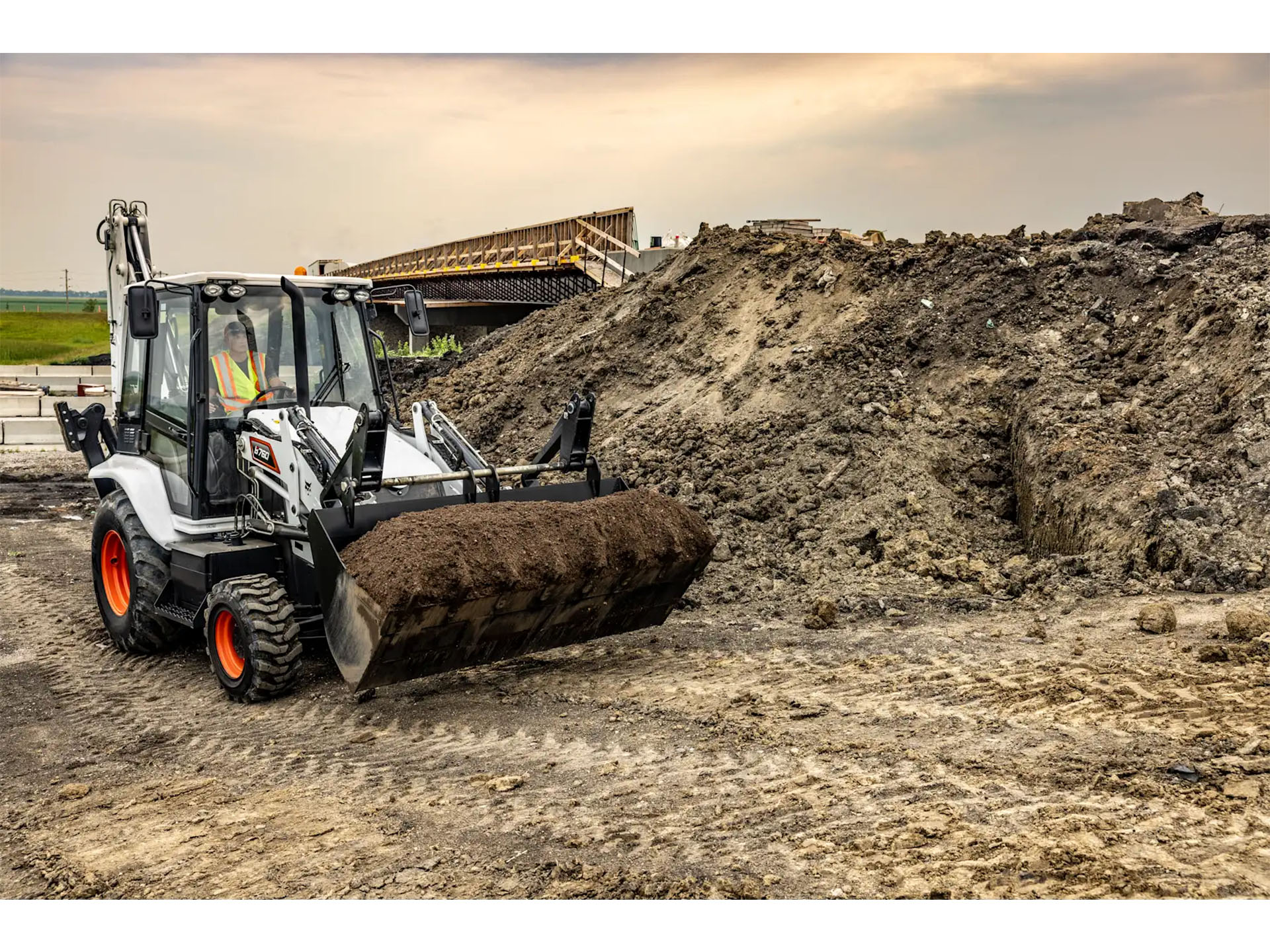 2025 Bobcat B760 in Paso Robles, California - Photo 15
