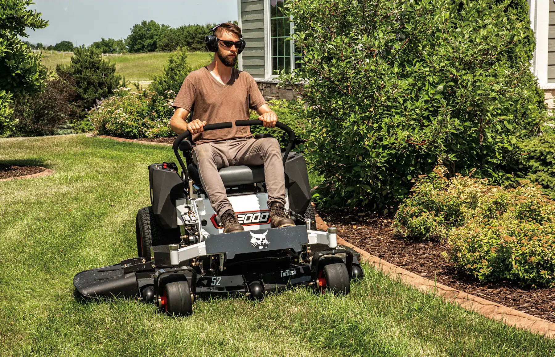New 2026 Bobcat ZT2000 42 in. Kawasaki FR651V 21.5 hp White | Lawn
