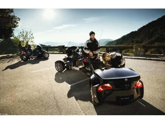 2011 Can-Am™ Spyder® RT Audio & Convenience SE5 4