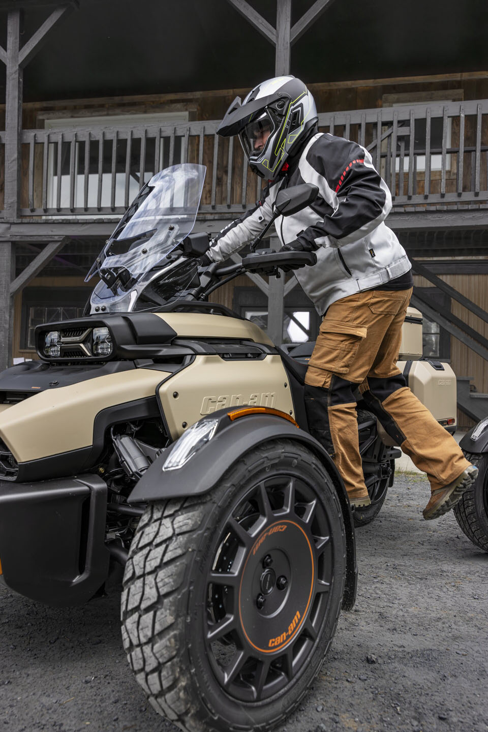 ローガン　デキャンタ New 2027 Can-Am Canyon Redrock Sandstone | Motorcycles in