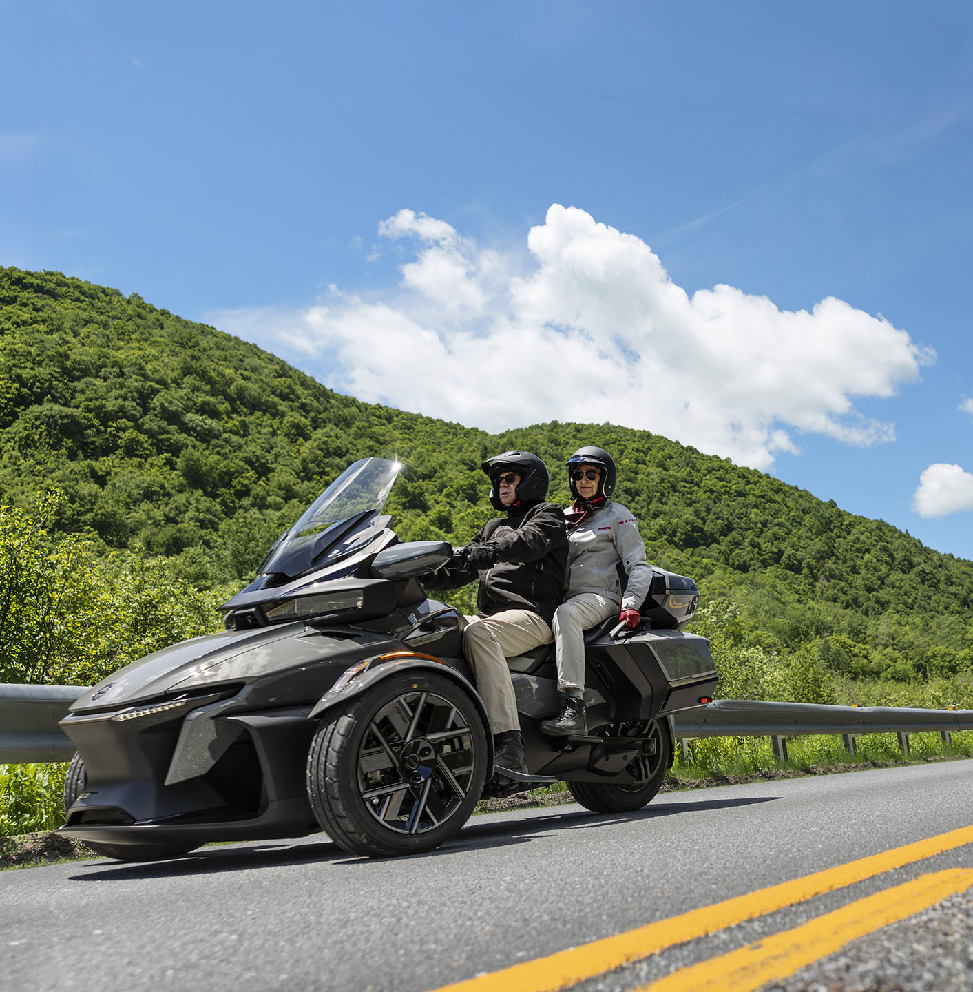 2027 Can-Am™ Spyder RT Sea-to-Sky 3
