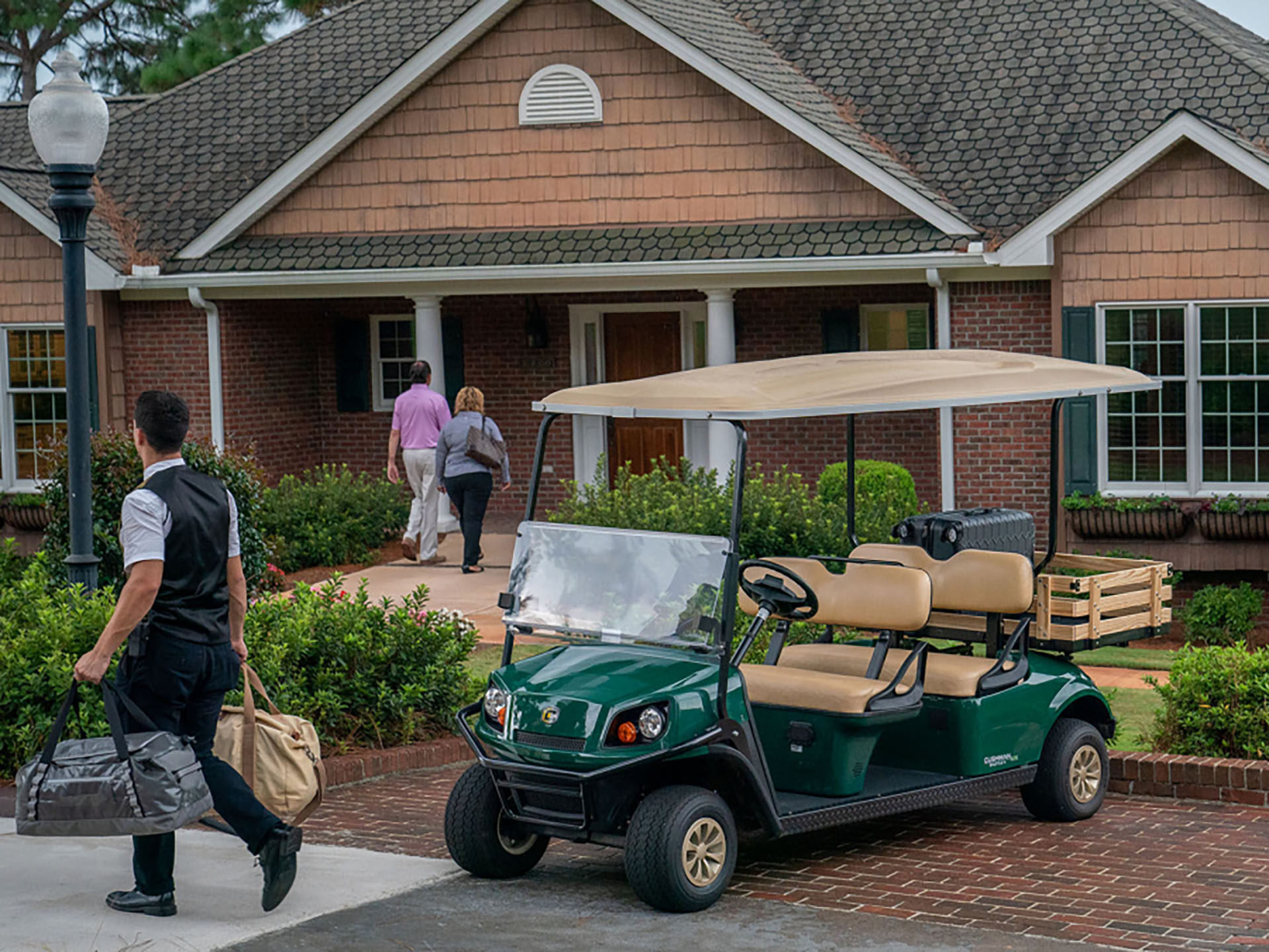 2024 Cushman Shuttle 4 EFI Gas in Laconia, New Hampshire - Photo 4