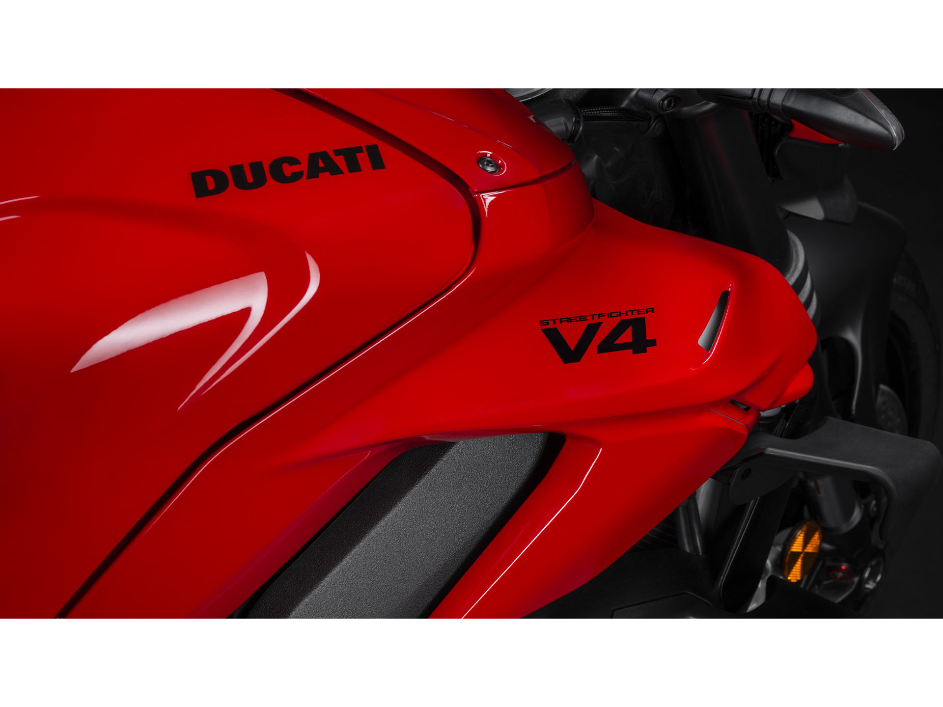 2025 Ducati Streetfighter V4 in Foxboro, Massachusetts - Photo 8