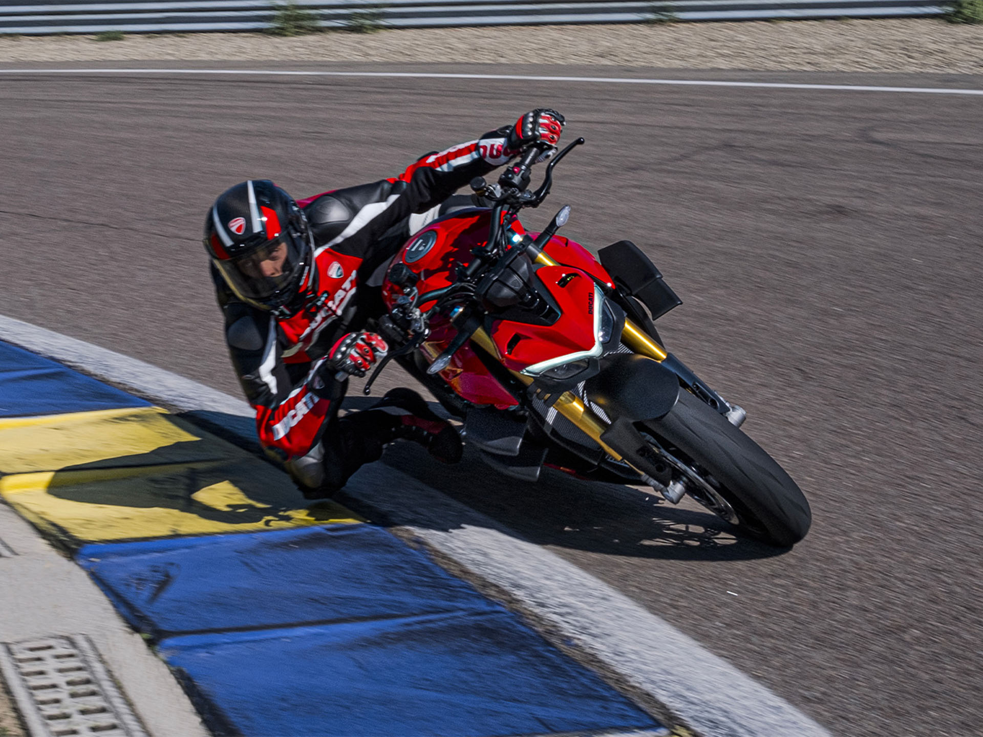 2025 Ducati Streetfighter V4 in Foxboro, Massachusetts - Photo 14