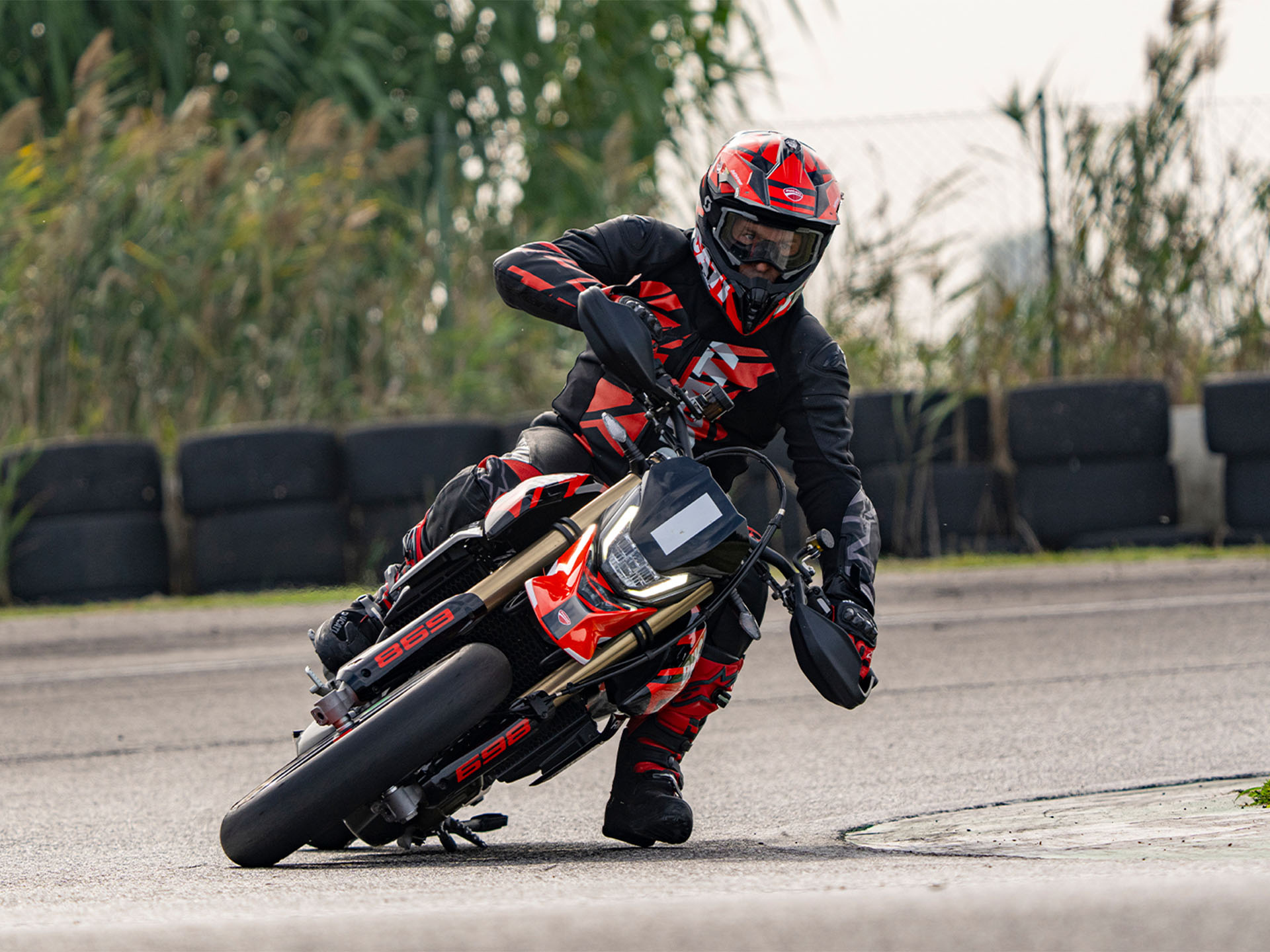 2025 Ducati Hypermotard 698 Mono RVE in Foxboro, Massachusetts - Photo 13
