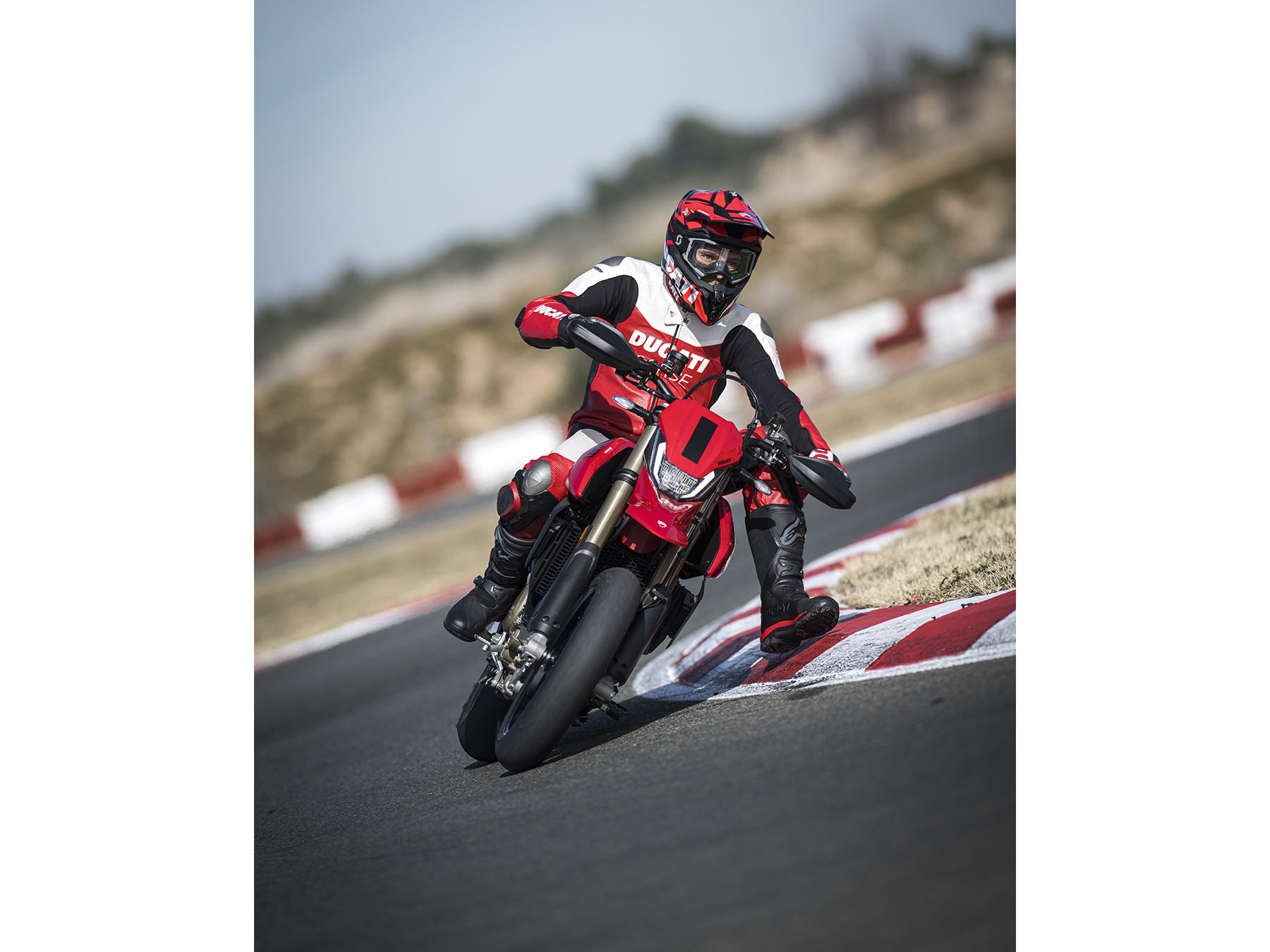 2026 Ducati Hypermotard 698 Mono in Foxboro, Massachusetts - Photo 11