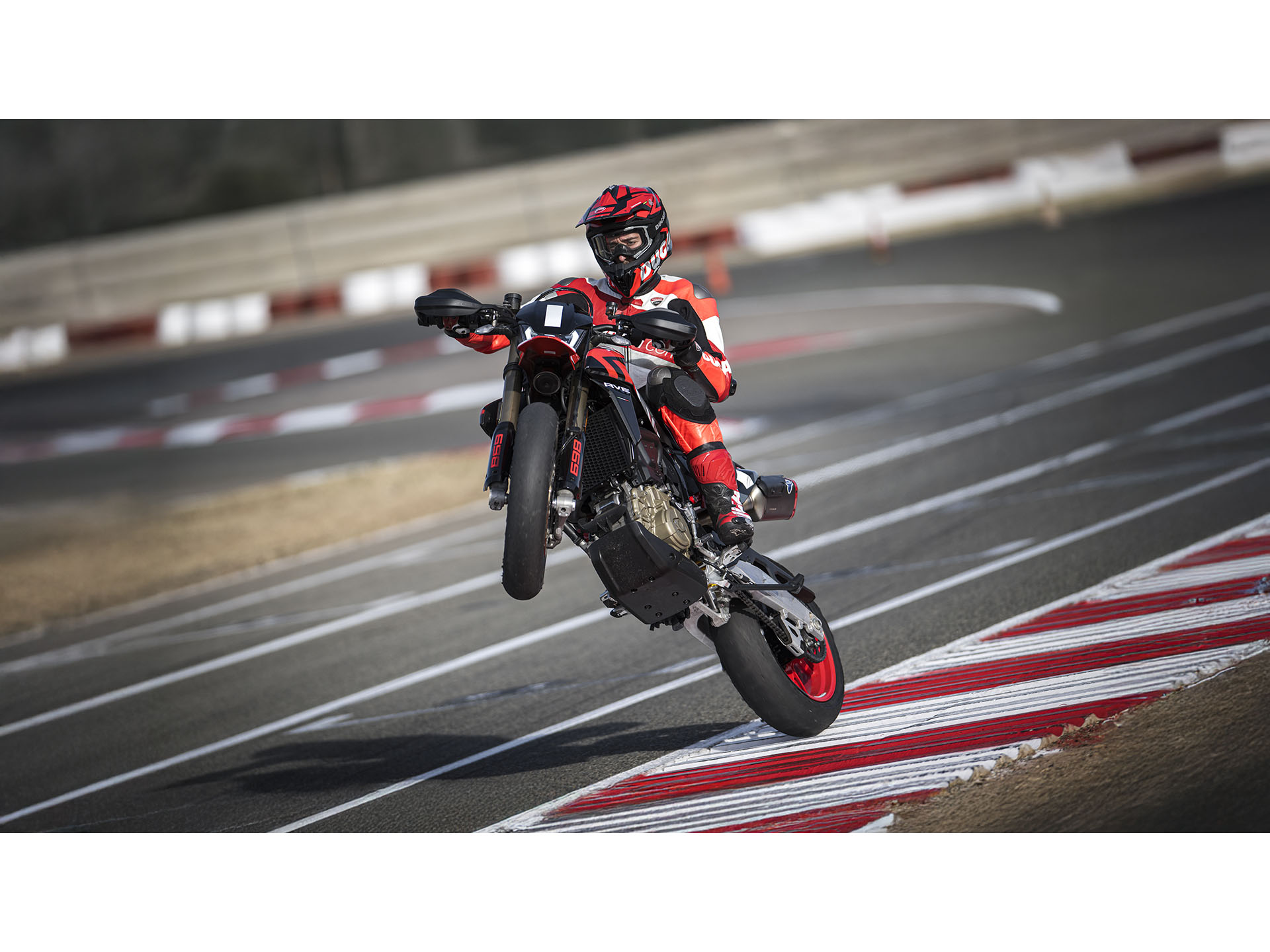 2026 Ducati Hypermotard 698 Mono RVE in Foxboro, Massachusetts - Photo 17