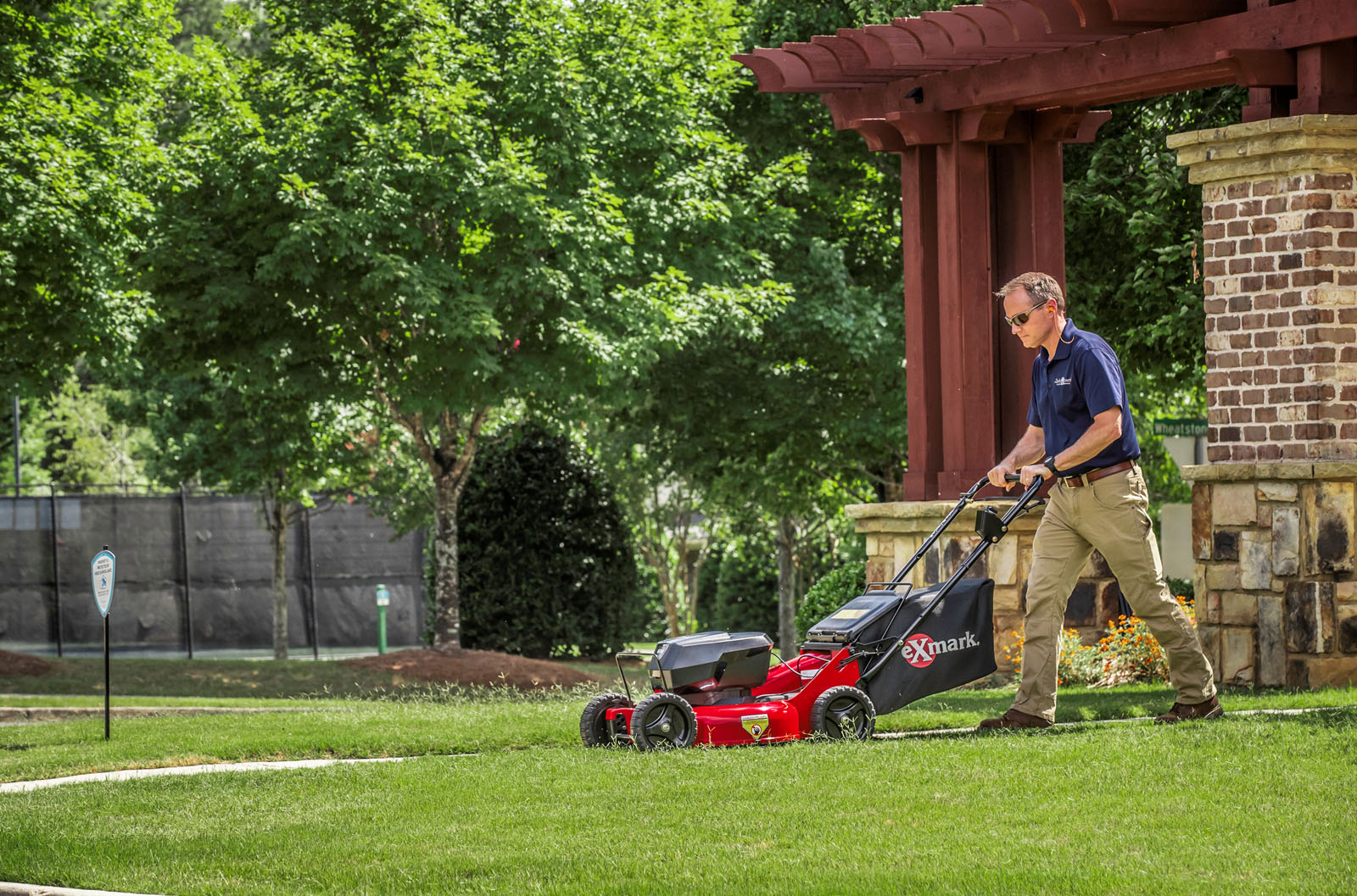 Exmark Commercial 21 V-Series Exmark Self Propelled w/ 7.5Ah Battery and Charger in Gaylord, Michigan - Photo 6