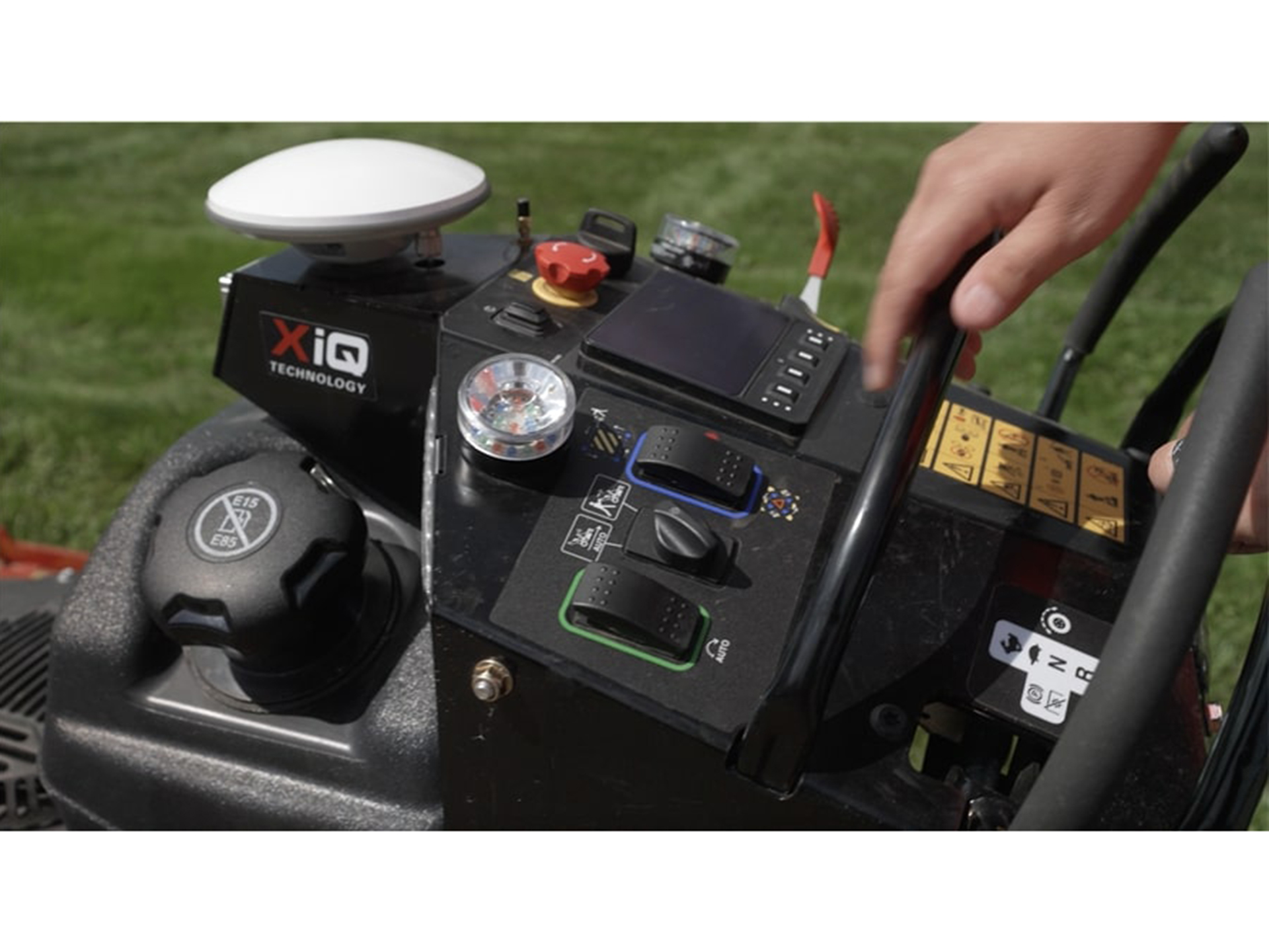 Exmark Turf Tracer with XiQ 60 in. Kohler EFI 26 hp in Gaylord, Michigan - Photo 3