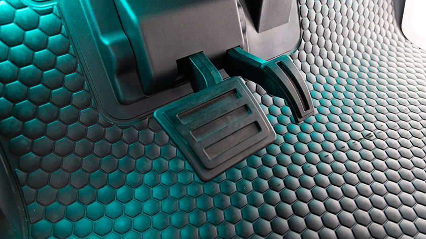 2027 E-Z-GO RXV 4 Valor S 13.5-hp Gas in West End, North Carolina - Photo 3