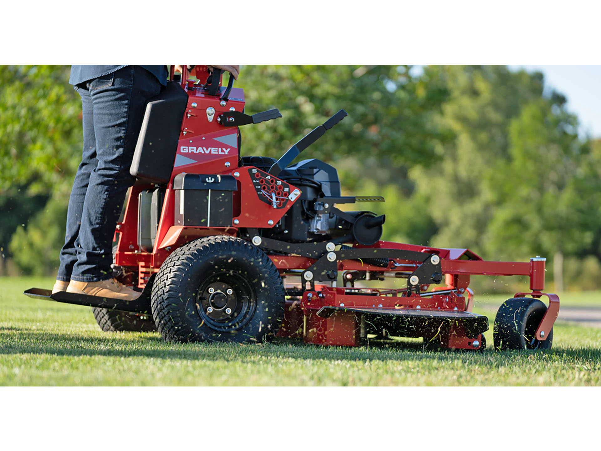 2025 Gravely USA Z-Stance 32 in. Kawasaki FS600V 18.5 hp in Gaylord, Michigan - Photo 6