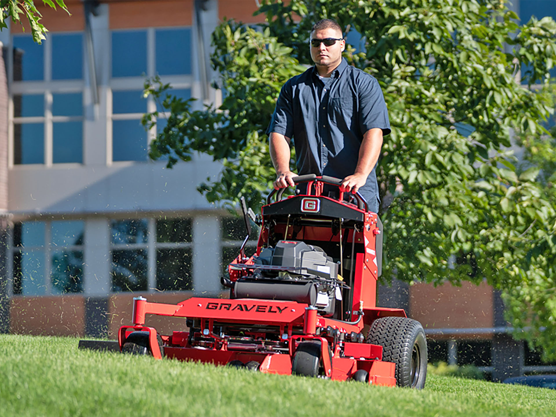 2025 Gravely USA Z-Stance 32 in. Kawasaki FS600V 18.5 hp in Gaylord, Michigan - Photo 8