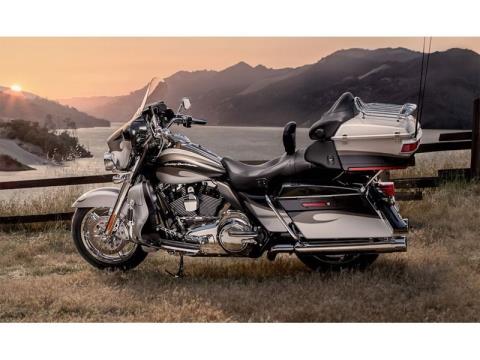 2013 Harley-Davidson CVO™ Ultra Classic® Electra Glide® in Scott, Louisiana - Photo 2