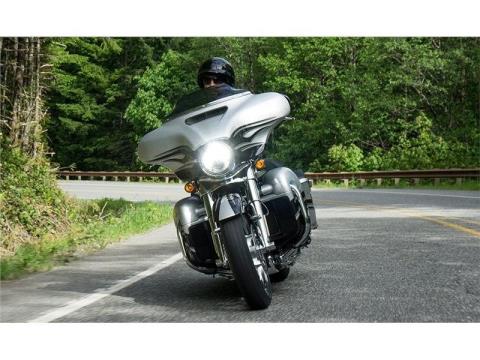 2015 Harley-Davidson CVO™ Street Glide® in San Antonio, Texas - Photo 2
