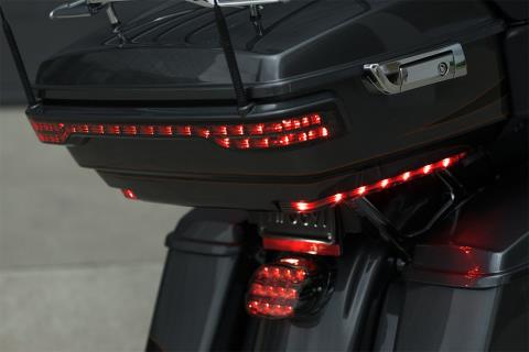 2016 Harley-Davidson CVO™ Road Glide™ Ultra in Omaha, Nebraska - Photo 7