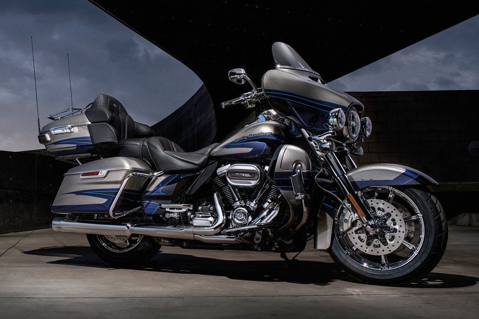 2017 Harley-Davidson CVO™ Limited in Burlington, North Carolina - Photo 2