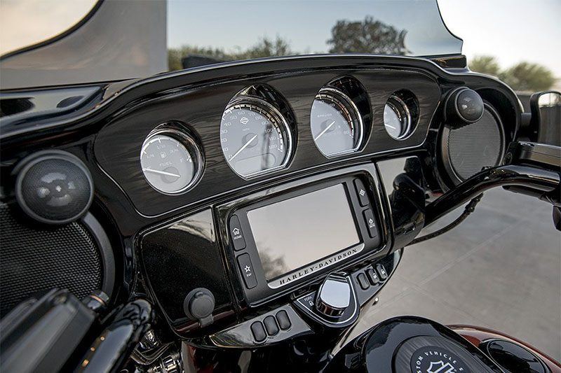 2017 Harley-Davidson CVO™ Street Glide® in Scott, Louisiana - Photo 7