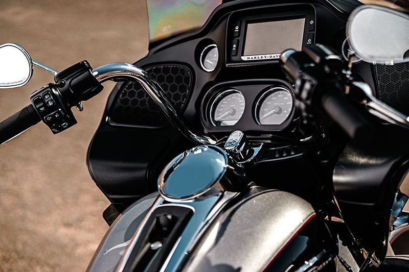 2017 Harley-Davidson Road Glide® Ultra in Greenville, South Carolina - Photo 6