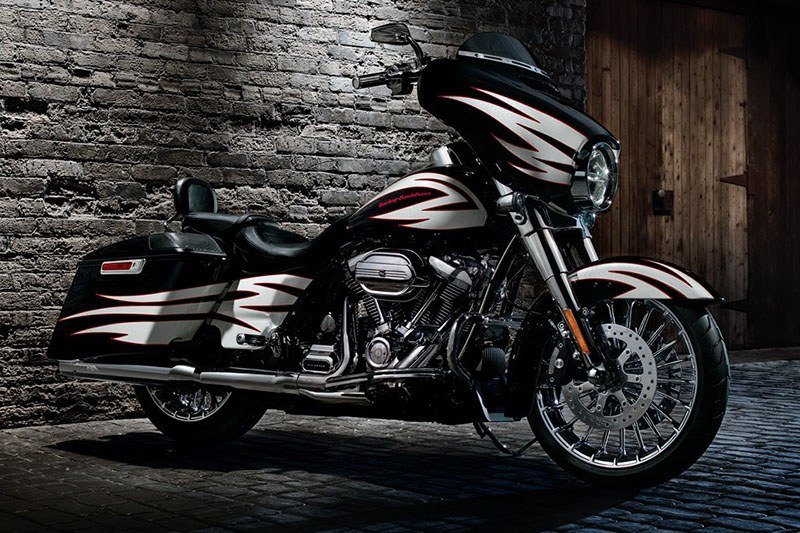 2017 Harley-Davidson Street Glide® in San Antonio, Texas - Photo 12