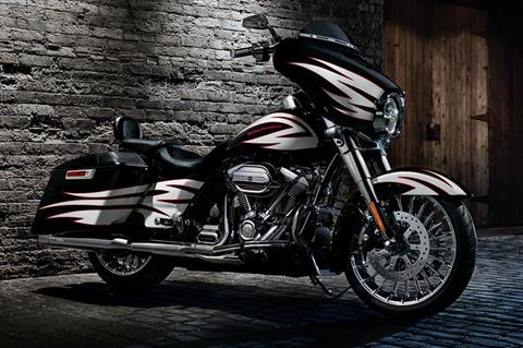 2017 Harley-Davidson Street Glide® in San Antonio, Texas - Photo 12