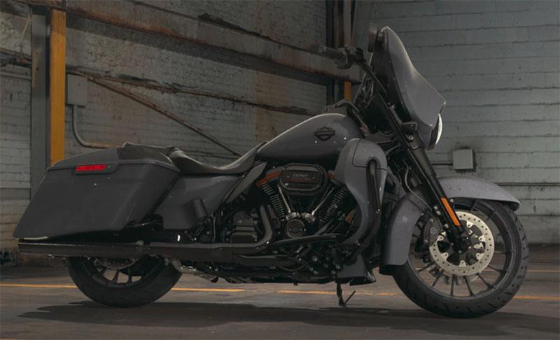2018 Harley-Davidson CVO™ Street Glide® in Columbia, Missouri - Photo 2