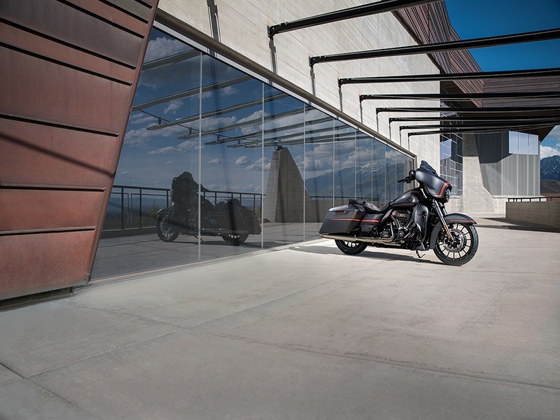 2018 Harley-Davidson CVO™ Street Glide® in Columbia, Missouri - Photo 3