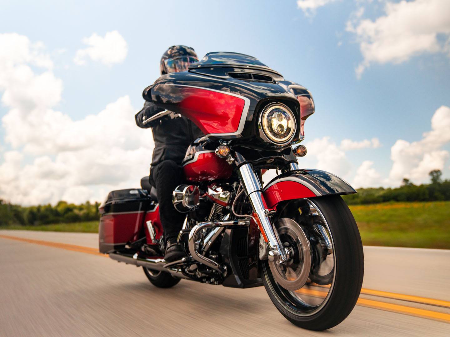 Certified Pre Owned 2021 Harley Davidson CVO Street Glide Motorcycle Specs Price Photos Sanford FL Dealer Sunset Orange Sunset Black Fade HD21T952336