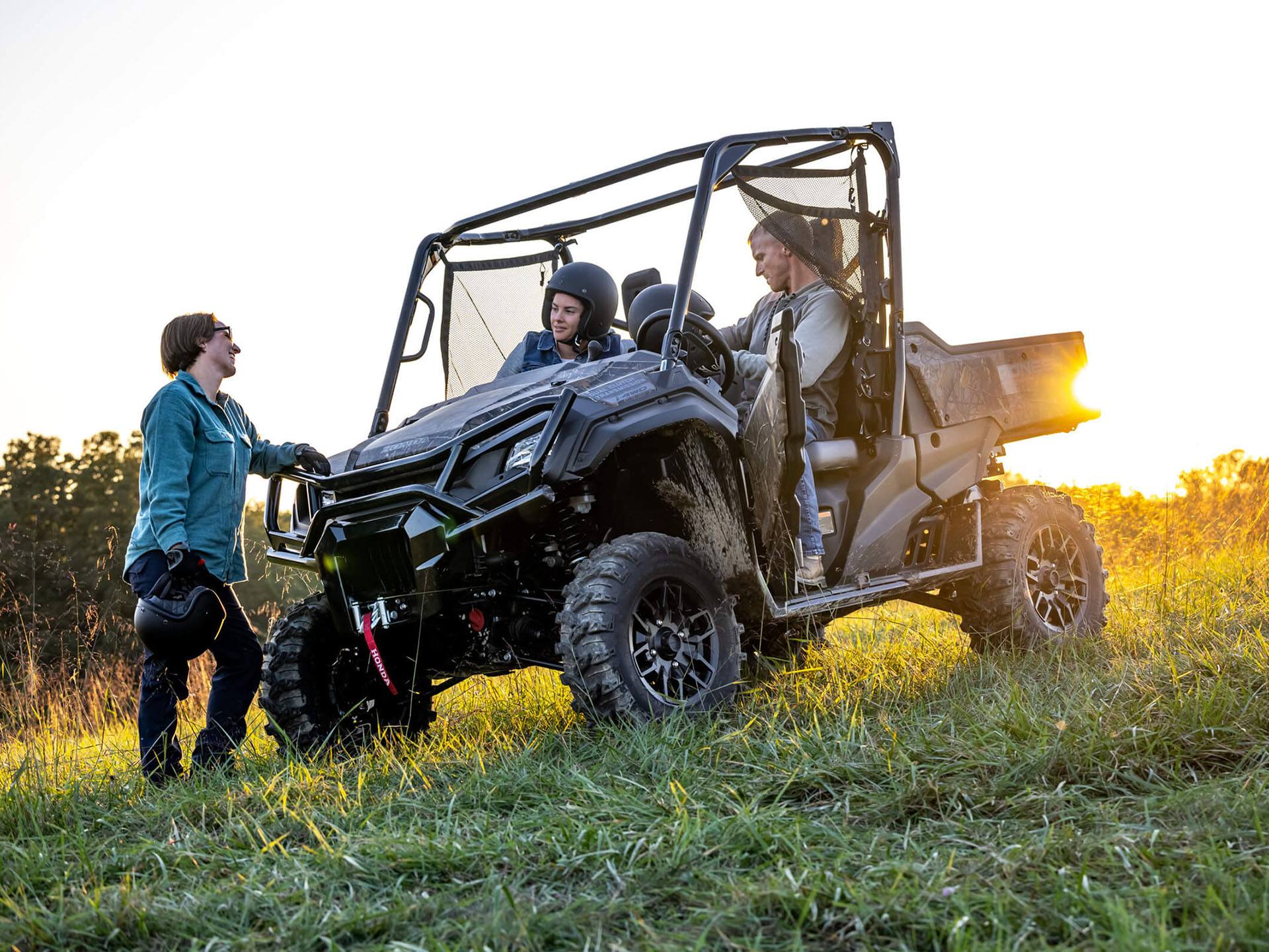 2023 Honda Pioneer 1000 Deluxe 2