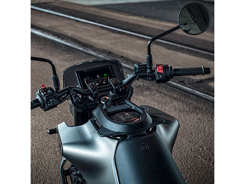 2024 Husqvarna Svartpilen 401 in Marionville, Missouri - Photo 10