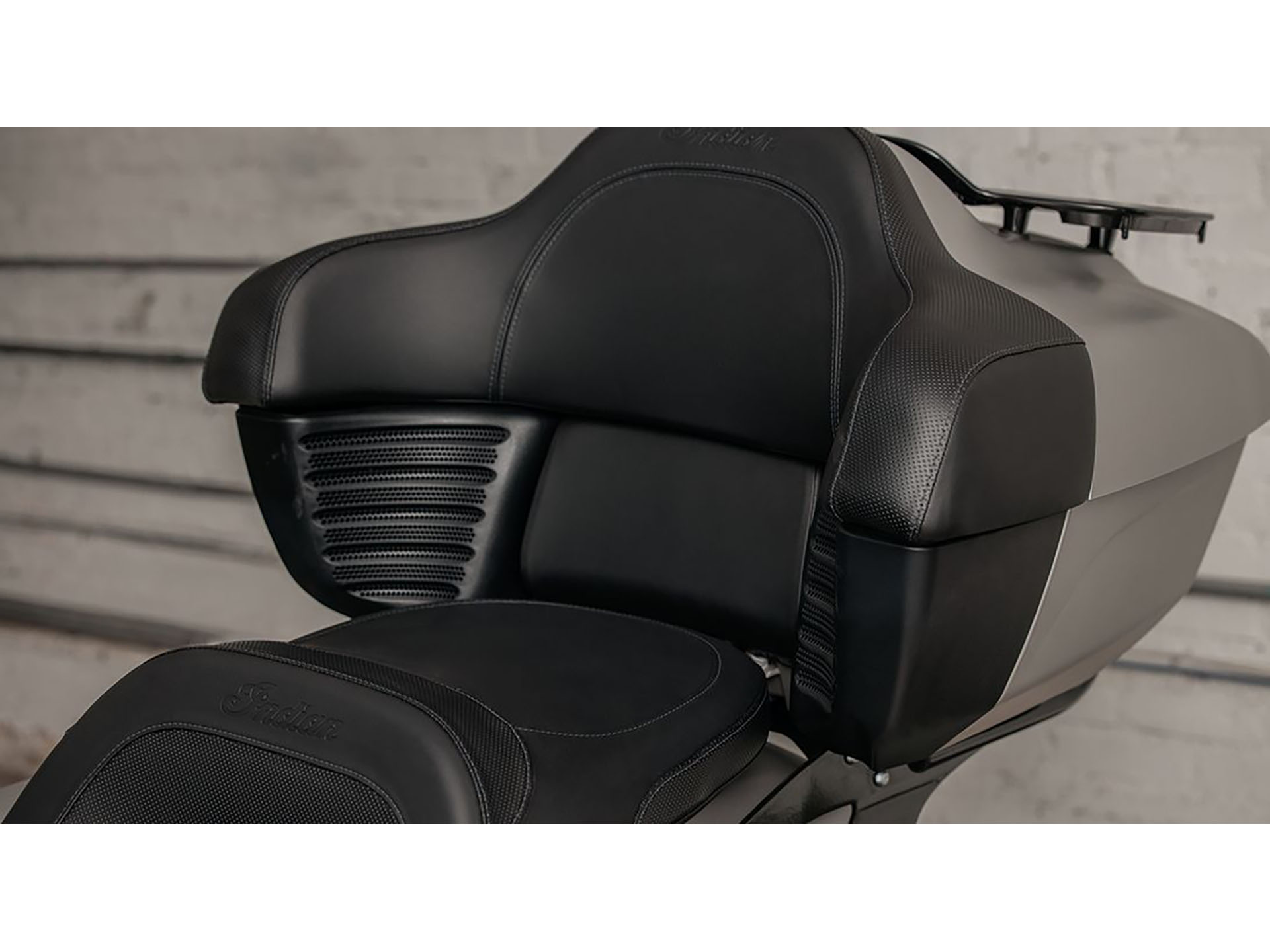 2024 Indian Motorcycle Pursuit® Dark Horse® Icon with PowerBand Audio Package in Jacksonville, Arkansas - Photo 5