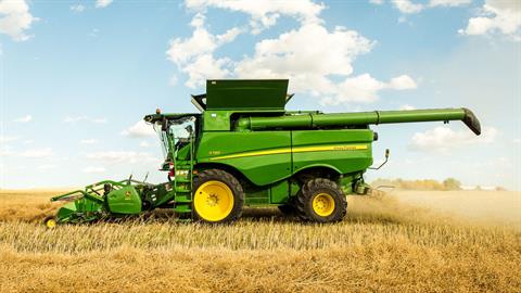 2017 John Deere S790 Combine in Grand Rapids, Minnesota