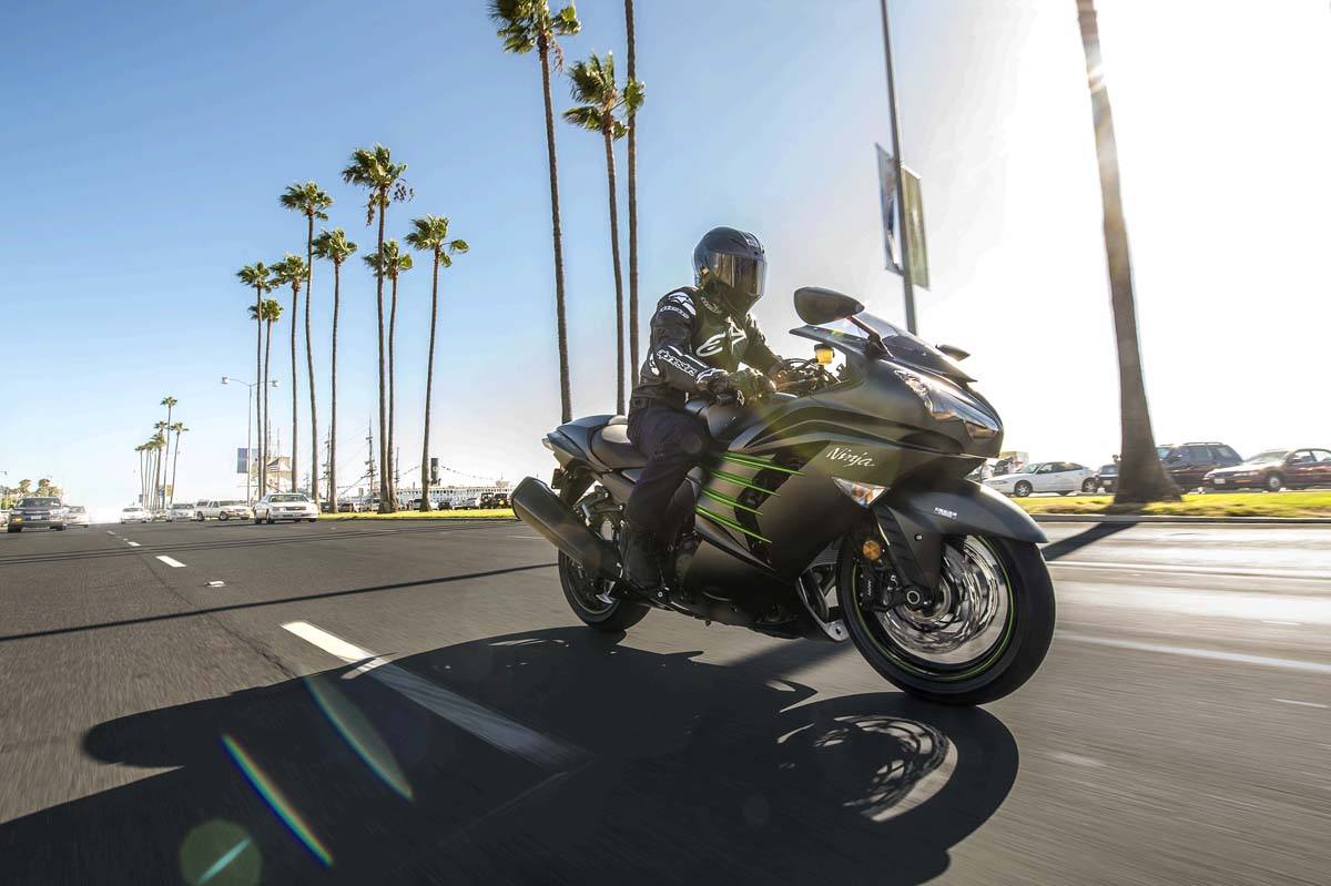2015 Kawasaki Ninja® ZX™-14R ABS in Topeka, Kansas - Photo 13