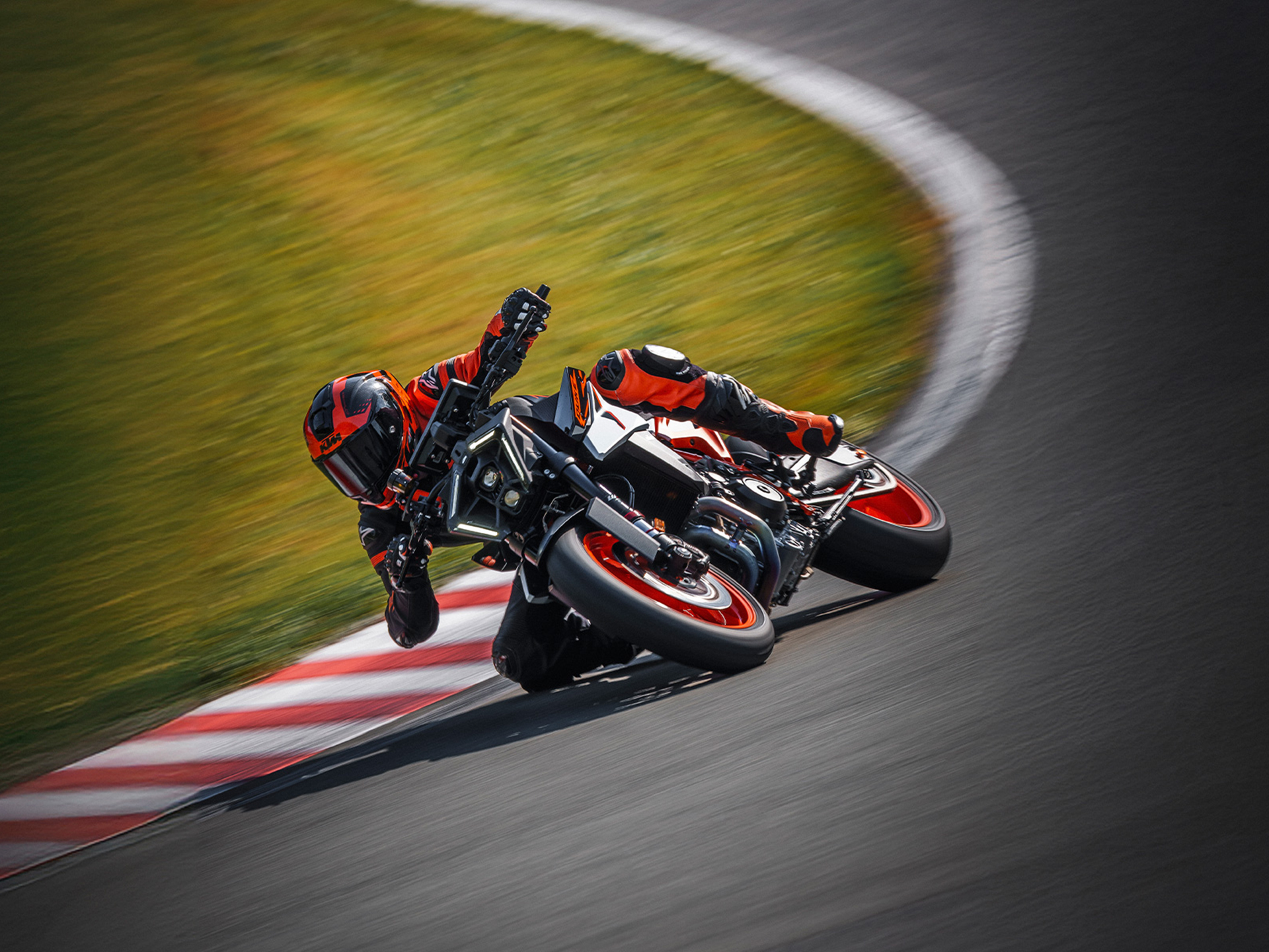 2025 KTM 990 Duke R in The Dalles, Oregon - Photo 11