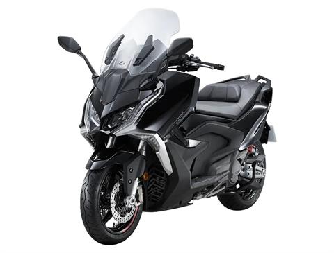 2025 Kymco AK 550i Premium in West Bridgewater, Massachusetts - Photo 2
