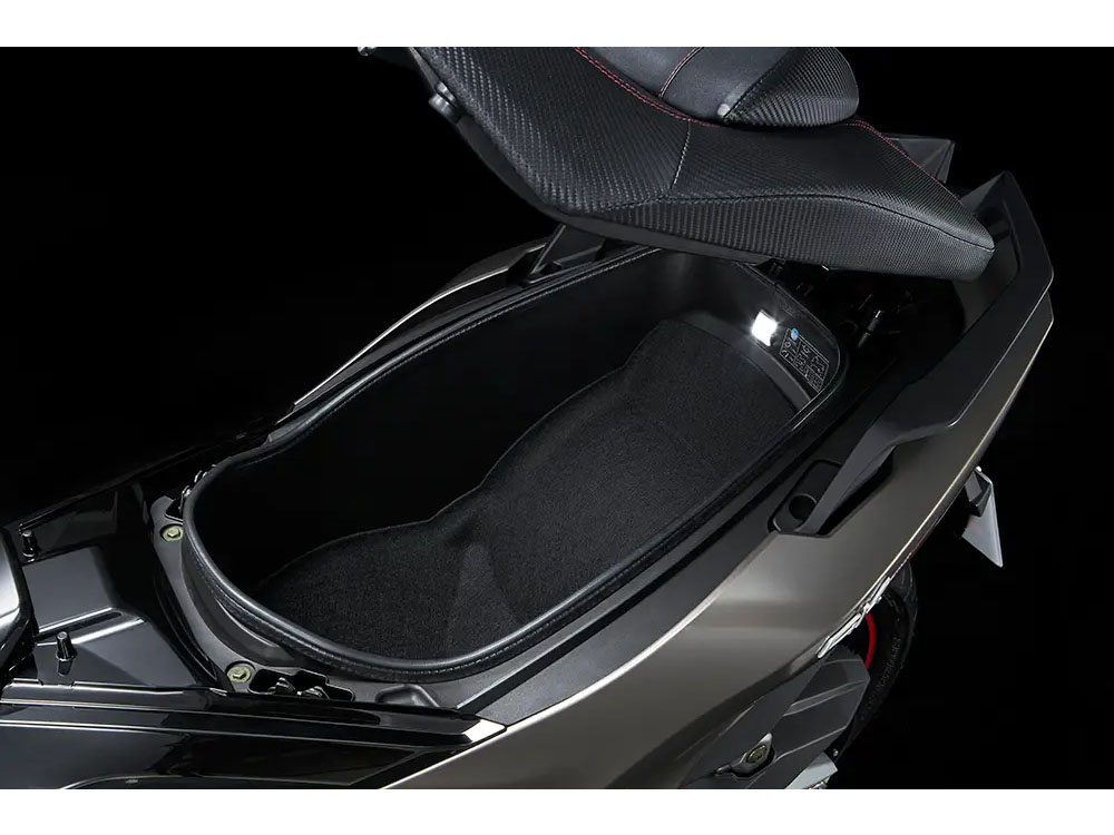 2025 Kymco AK 550i Premium in West Bridgewater, Massachusetts - Photo 15