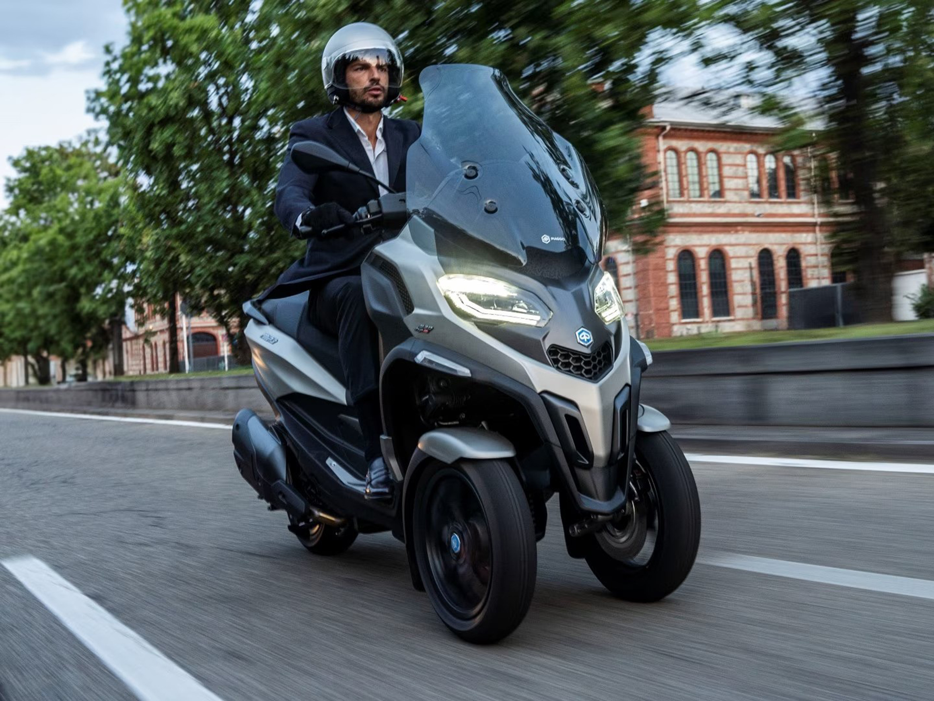 2025 Piaggio MP3 530 Exclusive 9