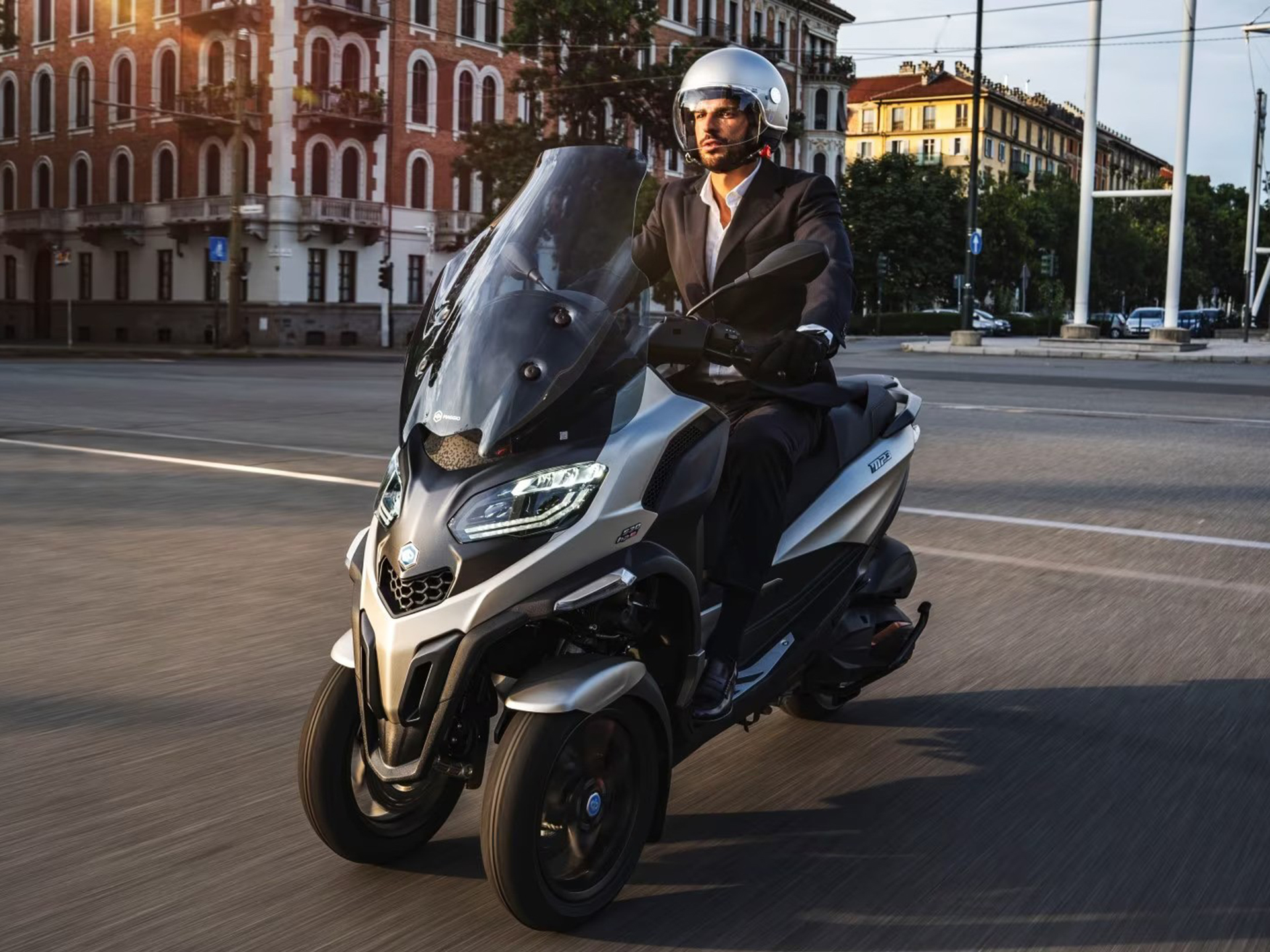 2025 Piaggio MP3 530 Exclusive 10