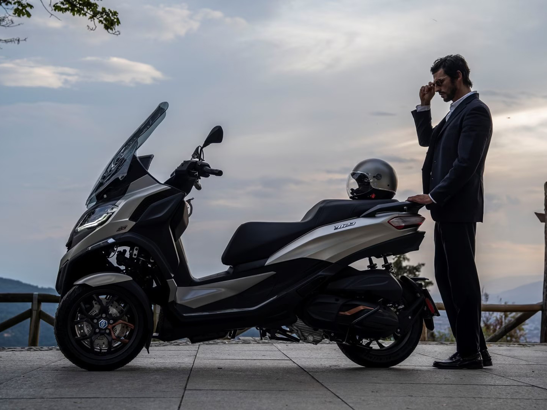 2025 Piaggio MP3 530 Exclusive 11