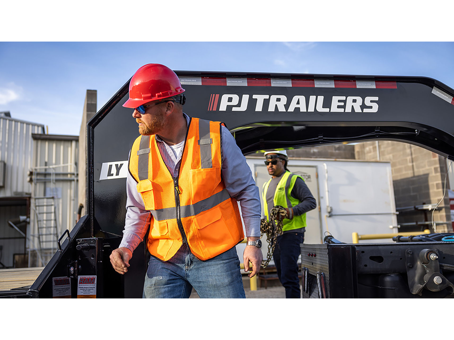 2025 PJ Trailers Low-Pro with Hydraulic Dove Trailers (LY) 36 ft. in Grand Rapids, Minnesota - Photo 6