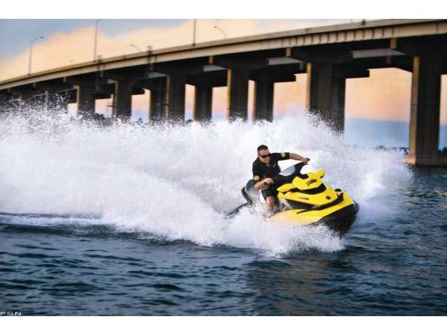 スポーツ Sea-Doo RXT260 2010 2010 Sea-Doo RXT iS 260 Review - Personal Watercraft