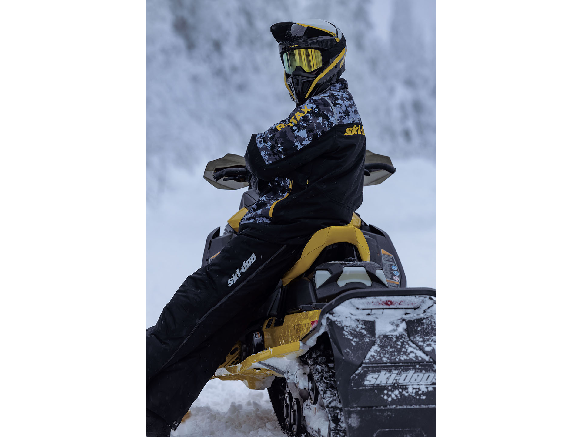 2025 Ski-Doo MXZ X-RS w/ Competition Package 850 E-TEC Turbo R SHOT RipSaw II 2-Ply 1.25 w/ 10.25 in. Touchscreen in Fairview, Utah - Photo 11