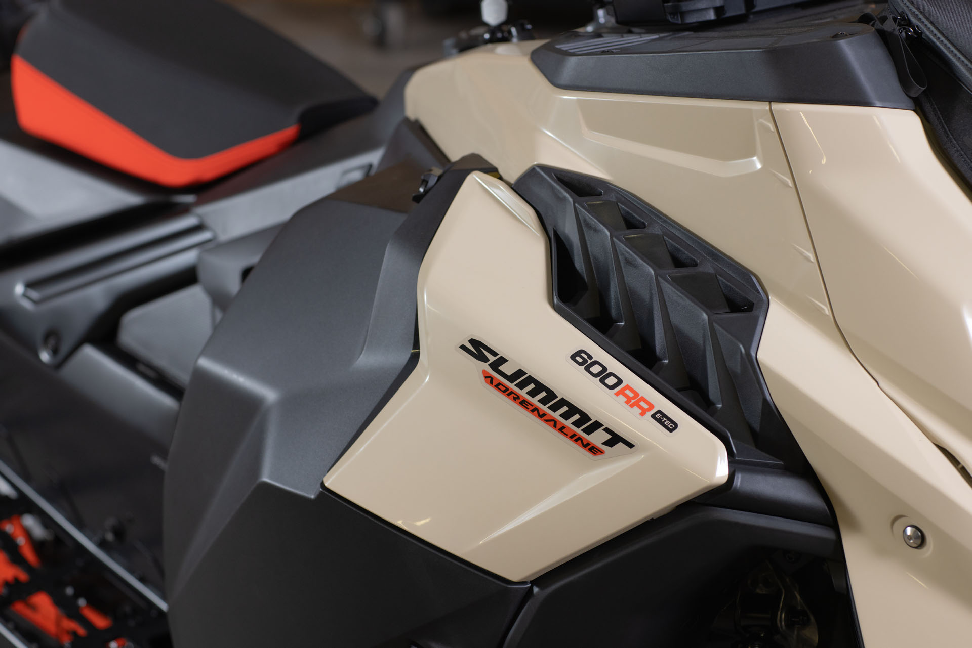 2027 Ski-Doo Summit Adrenaline 154 600RR E-TEC SHOT PowderMax Light 2.5 w/ FlexEdge in Stratford, Wisconsin - Photo 8